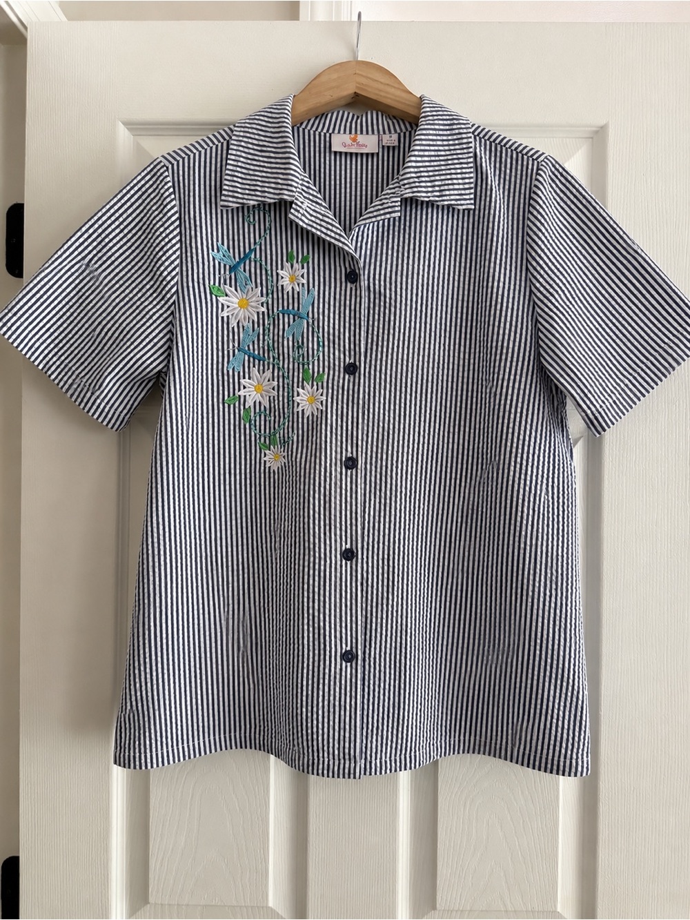 Quacker Factory M Blue White Seersucker Shirt Dragonfly Daisy Embroidered